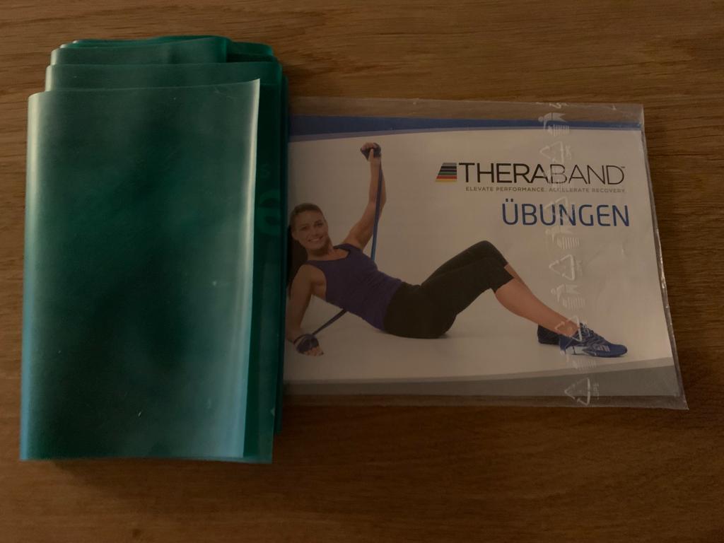 Theraband mit Logo (Physiotherapie Stefan Greter) und Polybeutel