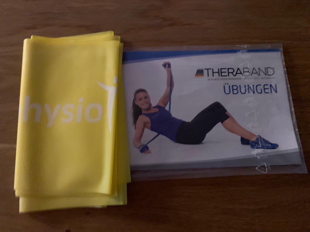 Theraband mit Logo (Physiotherapie Stefan Greter) und Polybeutel